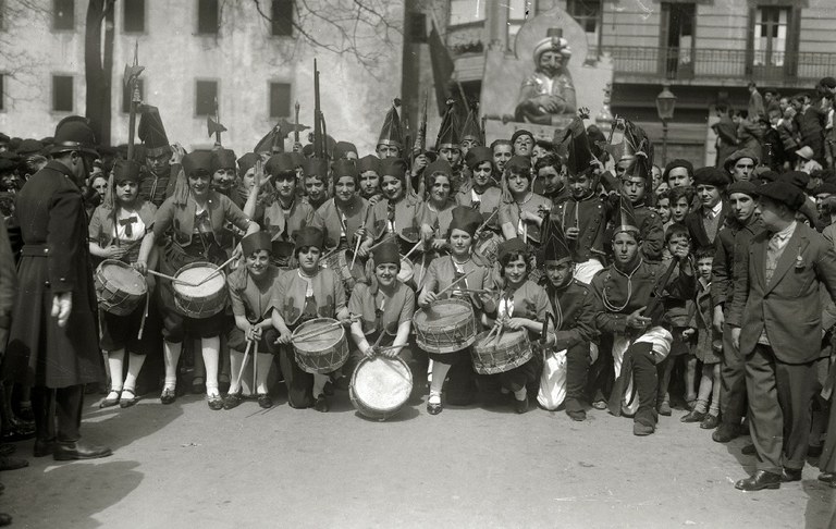 Emakumeak danborradan orain 100 urte
📝🔃 dantzan.eus/kidea/kattalin…

Orain 100 urteko danborradetan ere parte hartu zuten emakume batzuk. Eta ez soilik kantineraz, danborra jotzen eta galtzekin.