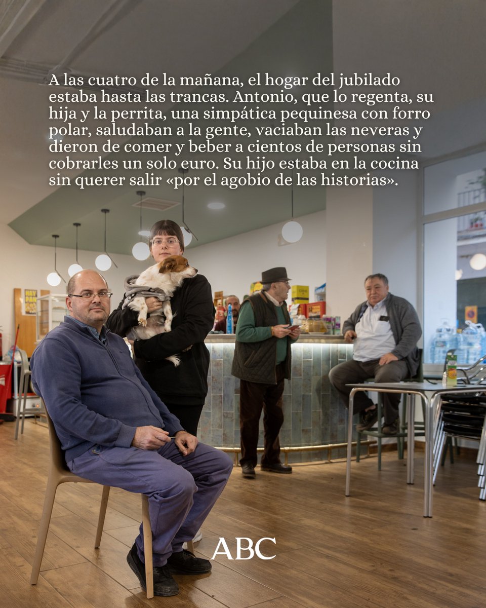 abcdesevilla's tweet image. 🗣️ Pensaban que era un accidente de tráfico, pero en el lugar al que les llevó aquella serpiente de luces atraídos por una irrefrenable curiosidad había un enorme tren rojo acostado sobre un lado un caos de catenarias, de gritos, de gente desorientada y de olor a plástico…