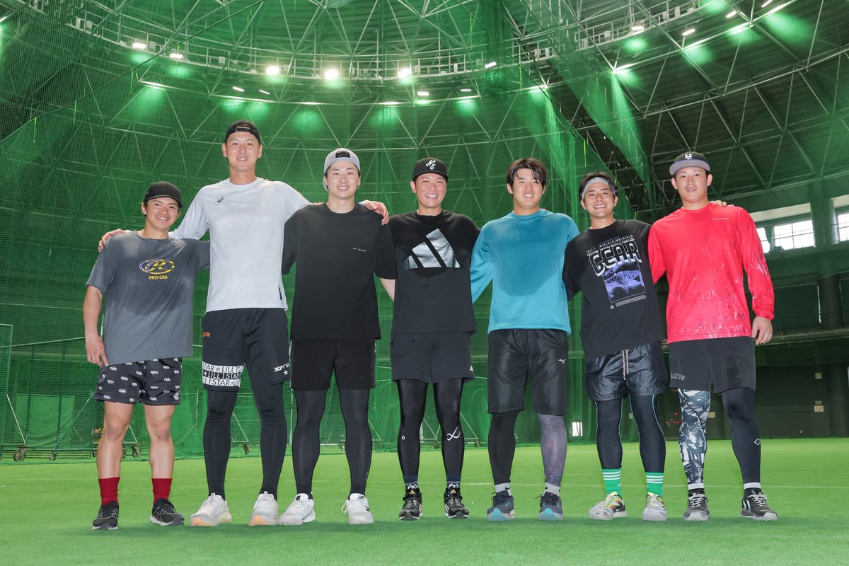 TokyoGiants's tweet photo. TEAM坂本🤩
#坂本勇人 #湯浅大 #増田陸 #石塚裕惺
#廣岡大志 #秋広優人 #平良竜哉 https://t.co/gTLyzQDPDQ