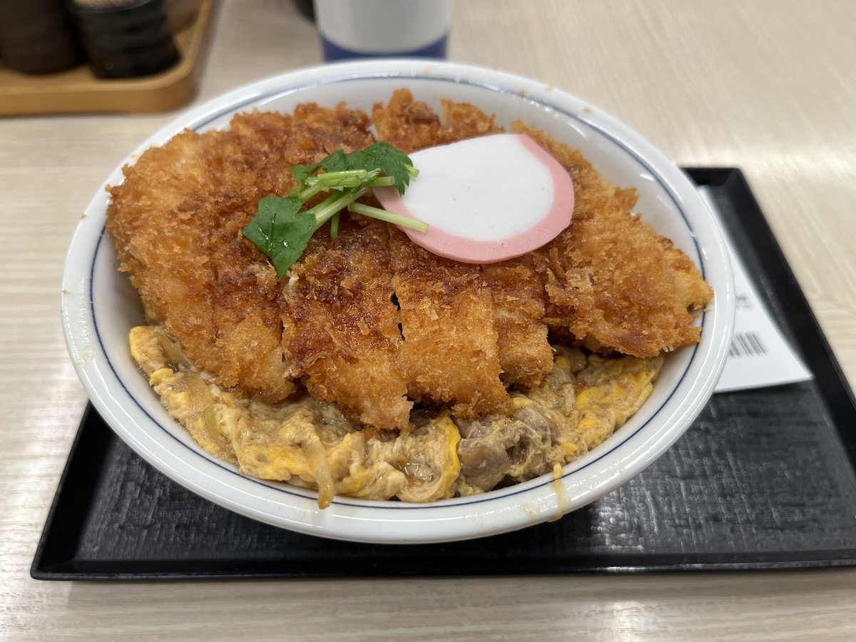 kimpami's tweet image. 親子丼にカツを乗せた、暴力のような丼