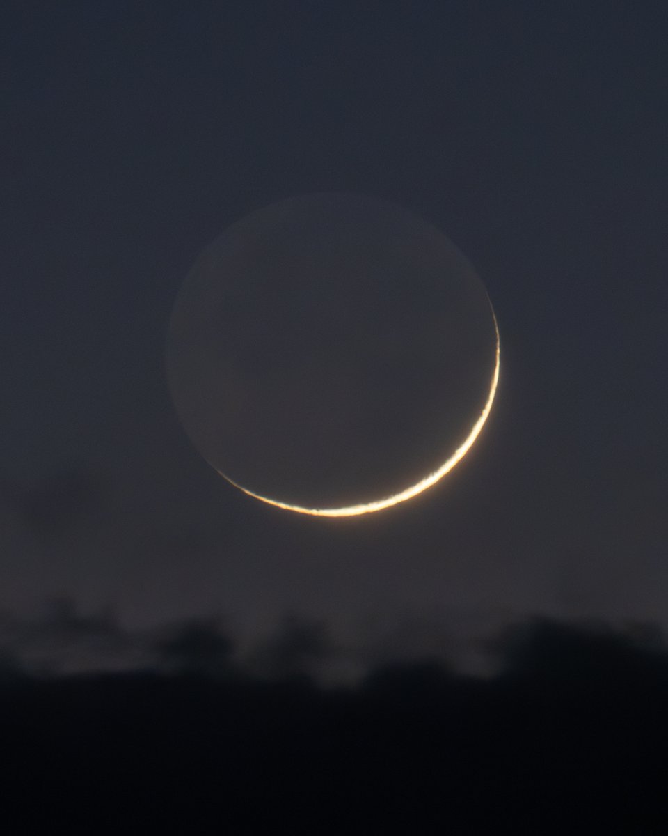 今夜の月です。
日没後の西の空に美しい二日月が見えていました。明日が三日月です。
今週から日没後に月が見やすくなってきますよ。
明日から強い寒気がやって来ていますので、暖かくして月を眺めてみましょう。
