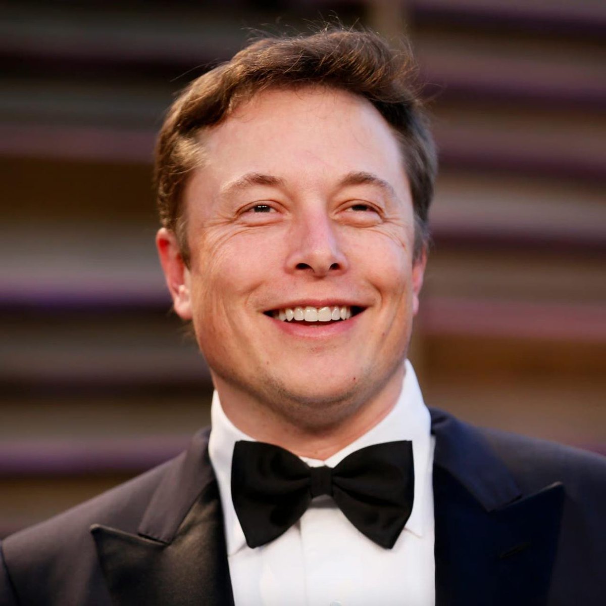 埃隆·马斯克承认X平台算法“愚蠢”，并承诺正实时透明修复以提升用户体验