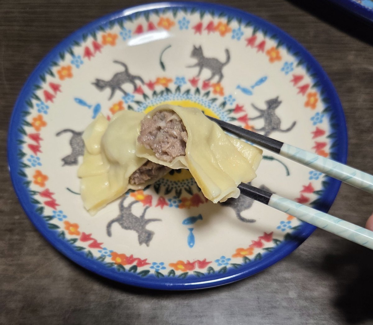 ポーランド料理のピエロギを作りました！１、2枚目の写真はじゃがいもとカッテージチーズ、3枚目、4枚目はひき肉のピエロギです。美味しかったけど、皮のひだの部分が固かったので、次回はもっと工夫して作ります！ボンダジェフスカさん生誕祭の前にはマスターしたいです。