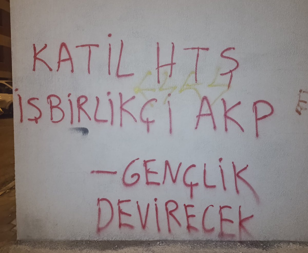ABD ve AKP destekli, IŞİD artığı katil HTŞ’nin Rojava’da Kürt halkına yönelik başlattığı saldırılara karşı direnen Kürt halkının yanındayız. 

Daha dün Erdoğan’ın Colani’yi arayarak bu saldırılar nedeniyle tebrik etmesi AKP ve HTŞ işbirliğinin açık göstergesidir. 

IŞİD,