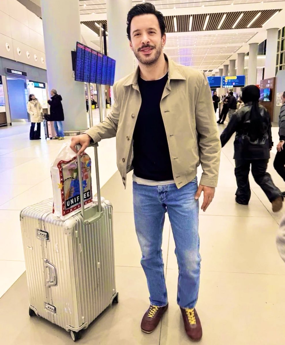 BarisArducWorld's tweet image. Riyad #JoyAwards ödül töreninden dönüşte #BarışArduç havalimanında muhabirlere poz verdi 
"çok güzel etkinlikti, kızlarımız çok şıktı. Bizim adımıza hoş bir geceydi” yanıtını verdi ve da bir an önce evine gitmek istediğini söyledi: “kızımı, karımı çok özledim. Onların yanına…