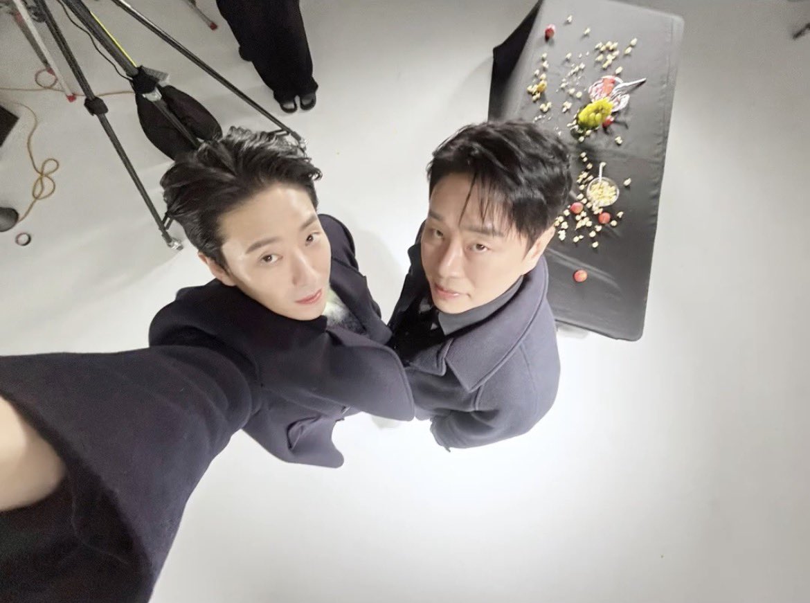 왼쪽 약간 그... 도kyung수씨 이마포카? 그 느낌같네ㅋㅋㅋㅋㅋ 반백의 아이돌 엠지샷 커엽다