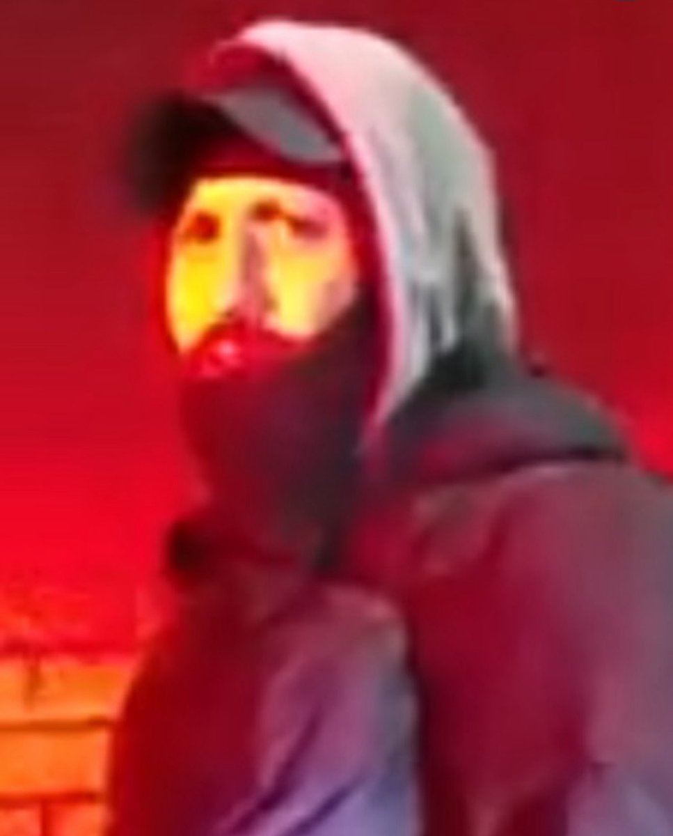 GUYERDIGITAL's tweet photo. PORTLAND POLICE RELEASE IMAGE OF TONIGHTS SUSPECT.
#portland #breaking #happeningnow #ppb #guyer #reporting #atlarge #pdx #release #shootingsuspect https://t.co/ky3ipVRtb3