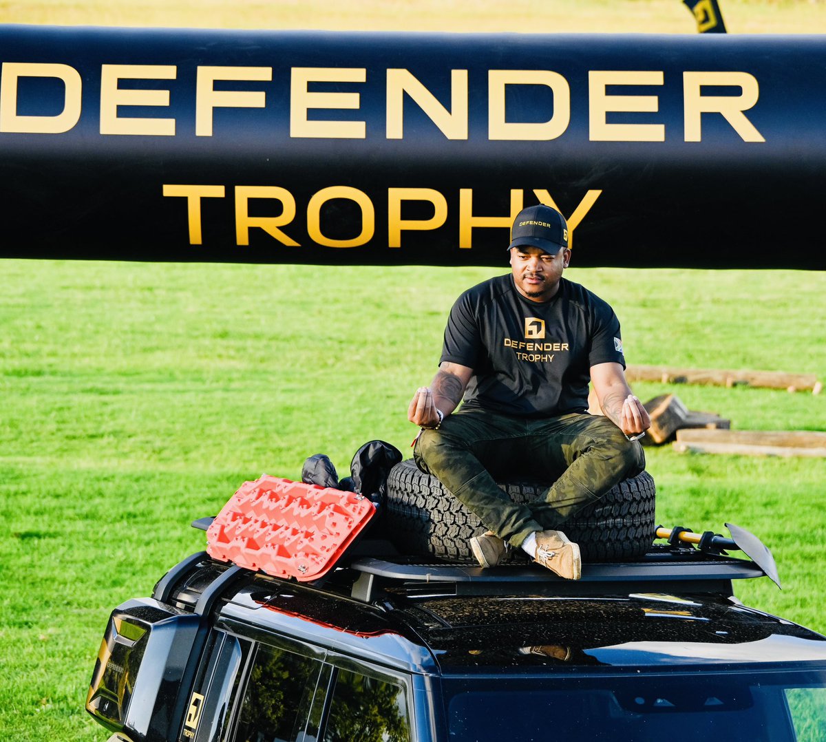 Gift_Makoti_'s tweet image. Here’s how the toned-down #DefenderTrophy challenge went last week, physical and mental strength was tested. As for the Defender?! A show off!!😮‍💨😮‍💨