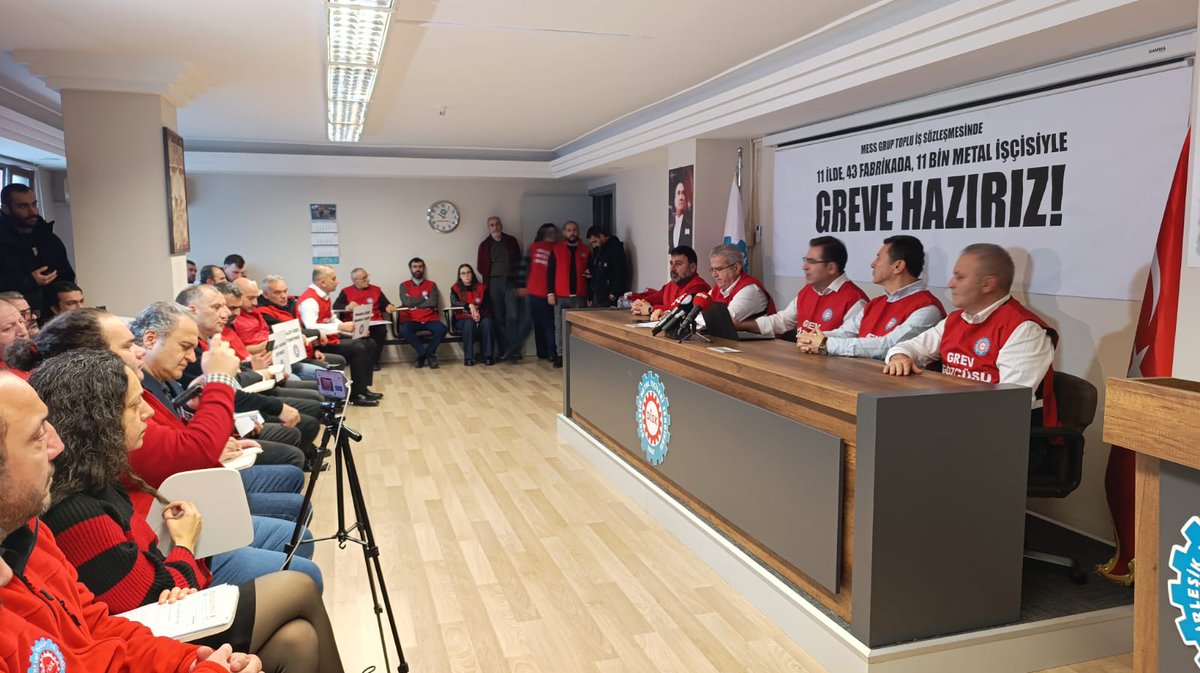 BirlesikMetal's tweet photo. 🔴METAL İŞÇİLERİ GREVE HAZIR!✊

📌Arabulucu raporunun sendikamıza ulaşmasının ardından grev kararlarımızı da içeren mücadele takvimimizi, bu sabah sendikamızın genel merkezinde düzenlenen basın toplantısında açıkladık.

📌Sendikamızın Genel Başkanı Özkan Atar, Genel Yönetim Kurulumuz, şubelerimizin yöneticileri ve metal işçilerinin katılımıyla gerçekleştirilen toplantıya EMEP Milletvekili İskender Bayhan ile sınıf dostlarımız da destek verdi.

📢Metal işçileri attıkları sloganlarla mücadele kararlılığını bir kez daha ortaya koydu✊

#BizKazanacağız