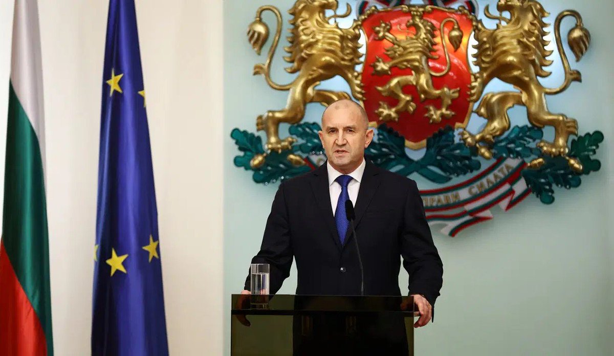 Rusya, Bulgaristan'da "Gümüş Kurşunu" ateşliyor..
Bulgaristan cumhurbaşkanı Rumen Radev, cumhurbaşkanlığından istifa etti.
Siyasete giriyor.
AB karşıtlarını, sistemden ümitsiz protestleri ve Bulgar milliyetçileri ile sosyalistleri toparlayıp, kuracağı partiyi iktidara taşımaya