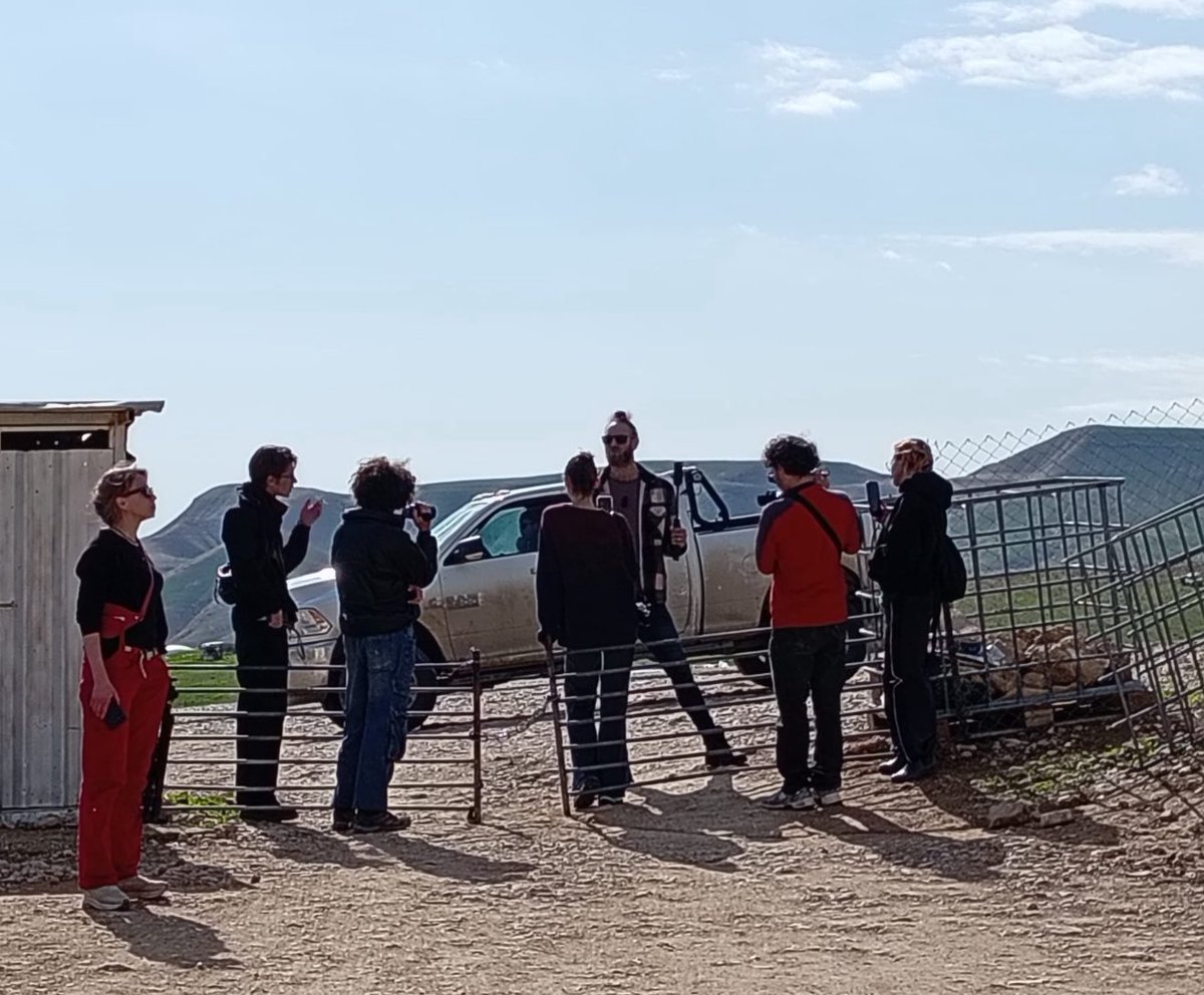 רועי סטאר, שריסס עלינו גז פלפל בהבימה ,
הגיע עכשיו לראס עין אל־עוג׳ה וריסס שוב פעילים שמגינים בגופם על קהילה פלסטינית שעוברת טיהור אתני.

אותו עבריין.
אותה אלימות.
ואותה חסינות מוחלטת.

ממש לא אירוע חריג. 
טרור יהודי בחסות המדינה.

המשטרה לא עוצרת.
הצבא לא מתערב.
והמסר ברור: