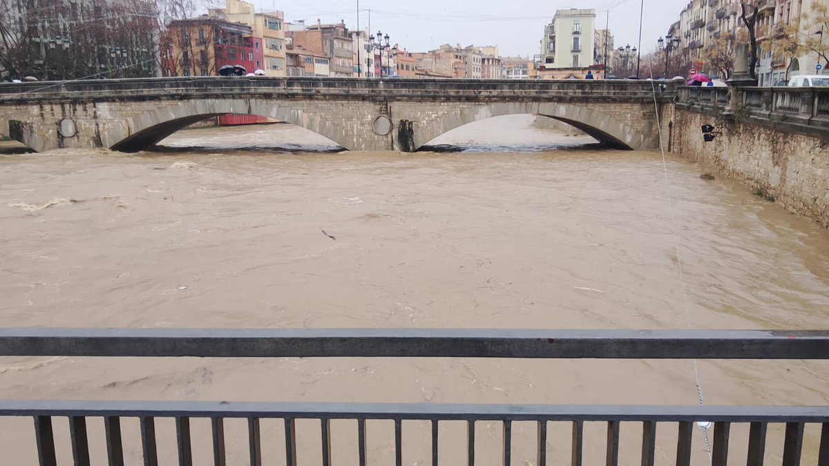 Des de L'Ajuntament de Girona es recomana que els establiments a l'entorn de l'Onyar tanquin per risc de desbordament del riu📢