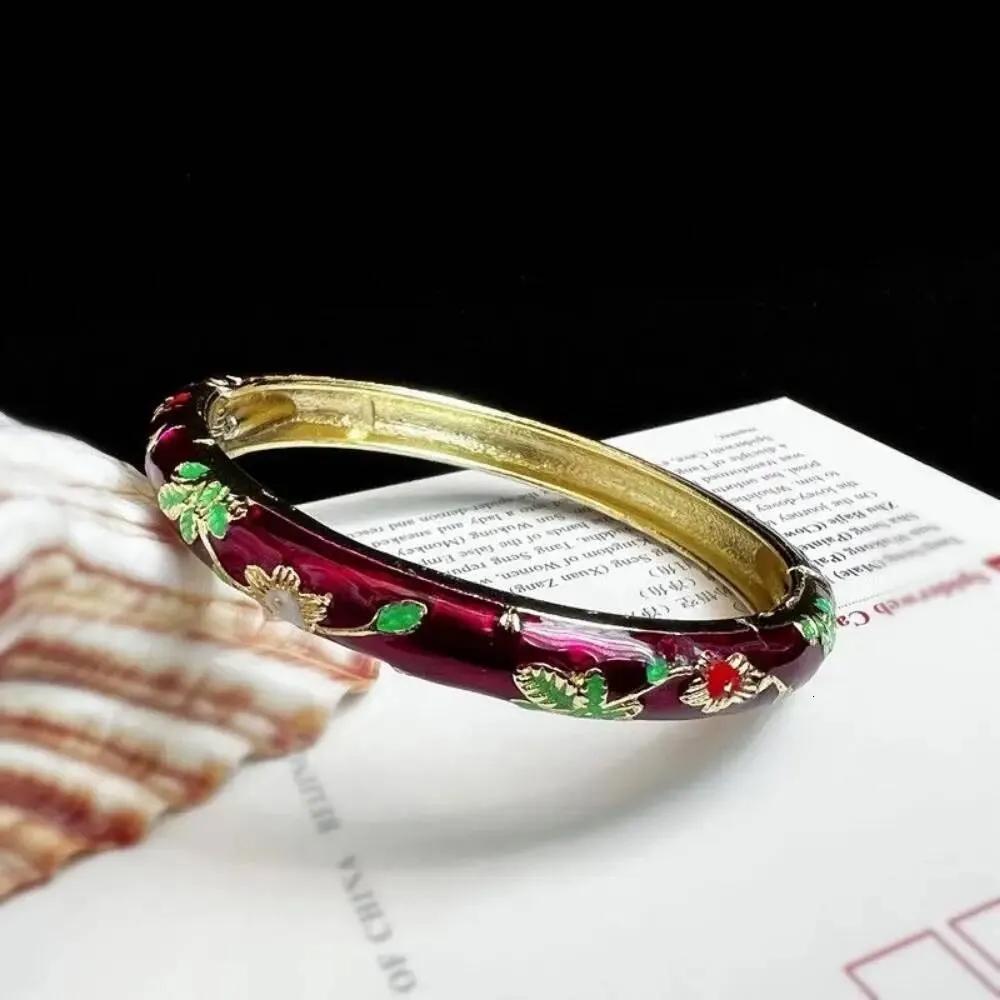 dhgate's tweet image. Colorful enamel, classic elegance ✨🧧 A Chinese-style enamel bracelet that adds rich cultural charm to your wrist
Shop now🛒
cutt.ly/ytl7Bpc4
cutt.ly/utl7BzX9
#ChineseStyle #EnamelJewelry #BraceletLove #CulturalAesthetic #TimelessCharm #DHgateFinds