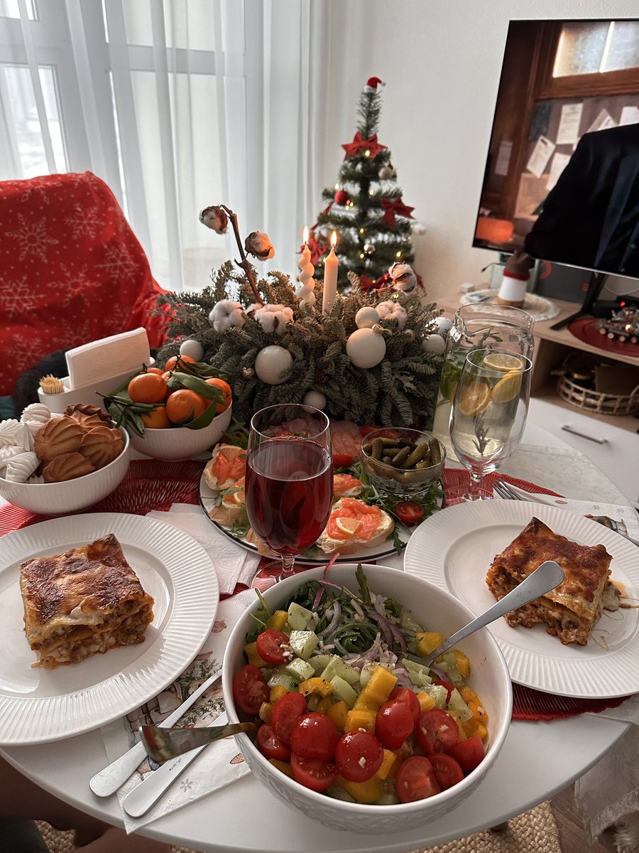 rapolena's tweet photo. Я не хочу убирать новогодние украшения, с ними каждый обед как маленький новый год https://t.co/ipMkS7izXA