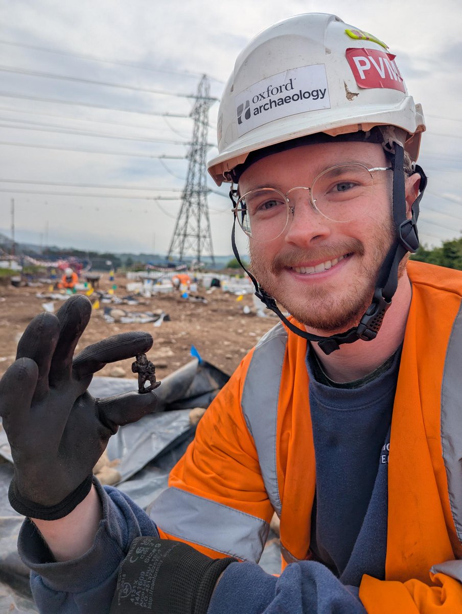 Okay, we've seen Roman cemeteries before, so 𝘸𝘩𝘺 has the one discovered along the #A66 got us so animated? ⚱️👀

With nearly 340 burials recovered, we have the rare opportunity to study an entire community, and the sheer range of burial styles is telling us a lot about