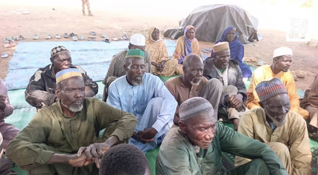 hassanal_Prof's tweet photo. #Tchad 🇹🇩 #Korbol #FRAPE #DGssIE #KakaKingdom #H23 #Genocide #MoyenChari #DesertHumain
Tchad en Roman N°105 : Le Bal des Fantômes – Ou quand Mahamat Kaka devient le meilleur sergent-recruteur de la rébellion
Bienvenue dans l'épisode « Le Spectacle du Vide ». Dans l'Absurdistan de Kaka, ce 19 janvier 2026, la mise en scène du pouvoir a atteint les sommets du grotesque. On assiste à une pièce de théâtre où les acteurs principaux, bardés de galons, s'adressent à une salle vide... ou presque. À Korbol, le régime cherche son peuple, mais il ne trouve que ses propres cendres !
I. La Tournée des Cimetières : 23 Survivants pour un Département
C’est l’image la plus glaçante de la semaine. Le 1er adjoint au Chef d’État-Major, Mahamat Souleyman Ali, et le Délégué du gouvernement, Abdraman Ahmat Bargou, se sont rendus à Korbol pour "évaluer la situation" et "renforcer la confiance".
• Le Public : Une foule immense de... 20 vieillards et 3 vieilles dames.
• La Question Centrale : Où est passée la population d'un département entier ? Elle est soit enterrée sous les ruines de Karma (voir Roman 98), soit réfugiée dans la brousse, soit, et c'est là que le calcul de Kaka échoue, elle a pris les Armes*. On ne restaure pas la confiance avec des fantômes !
II. Le Recruteur du Palais : Brûler pour Mieux Enrôler
Pendant que le Général paniqué parle de "rebelles" (contredisant le gouvernement qui s'entête à dire "bandits"), il lance un appel aux parents pour "ramener leurs enfants" !
L'Analyse : C'est le comble du cynisme. Mahamat Kaka est devenu le meilleur agent marketing de la rébellion. En appliquant la politique de la terre brûlée, il n'a laissé qu'une seule option à la jeunesse : le fusil !!!
• Le Bilan : En quelques nuits sombres Plus de 500 jeunes viennent de rejoindre les rangs du #FRAPE du Dr Abakar Sidick. Ce n'est plus une adhésion idéologique, c'est une réaction chimique. Brûlez le grenier d'un jeune, tuez son marabout (voir Roman 95), et vous obtenez un combattant déterminé !
III. Le Paradoxe du Patriote : Les Vœux de l'Hypocrisie
Pendant ce temps, au Palais Burkina, Mahamat Kaka présente ses vœux et déclare : « J'ai besoin d'hommes et de femmes patriotes qui aiment leur pays ».
L'Humour Noir du jour : C'est magnifique ! Il cherche des patriotes à la Présidence alors qu'il fait bombarder ceux qui défendent leur terre à Korbol. Il demande du dévouement alors qu'il livre le pays par appartements à #AbouDhabi (voir Roman 99). Le "bébé dictateur" n'a pas compris que le patriotisme ne se décrète pas dans un salon climatisé, il se forge dans la résistance à l'oppression !
Analyse Stratégique : La Goutte d'Eau de Korbol
Korbol n'est plus un fait divers, c'est le glas du règne #MPs. Les ralliements au #FRAPE et au #MPRD ne viennent plus seulement du Sud. Des quatre coins du Tchad, la jeunesse fait bloc. La barbarie clanique a réussi l'impossible : l'Unité Nationale dans la Rébellion !
Les généraux arrêtés (voir Roman 89) et les officiers qui grondent sur #WhatsApp (voir Roman 94) ne sont que la face visible de l'iceberg. L'armée de Kaka est une coquille vide qui ne tient que par des mercenaires soudanais (#Toroboros) qui ne maîtrisent pas ni le terrain ni la langue !
Le Proverbe de la Jungle de Korbol !
« Le berger qui incendie sa propre prairie pour chasser les criquets ne doit pas s'étonner si, le soir venu, ses moutons sont devenus des loups et que la seule population qui reste pour l'écouter sont les corbeaux qui attendent son propre repas. »
Le Verdict des Ruines !?
La mission de "sécurité" à Korbol a prouvé une chose : le régime ne contrôle plus que le silence des cimetières.
À la jeunesse : nous sommes le "Sur-Saut National" dont parlait #Hakimi. L'histoire s'écrit avec notre détermination. Demain sera inéluctablement un autre jour, un autre meilleur #Tchad 🇹🇩 ✊🏾!
HassaN Al-ProfessoR
#Tchad 🇷🇴 #JusticePourKorbol #FRAPE #MPRD #KakaKingdom #H23 #GenocideDocumente #Souverainete