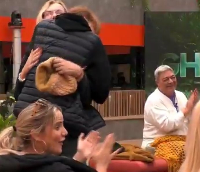La falsedad de toda la pandilla aplaudiendo el abrazo (interesado)  de Belén a Cristina
Después del vapuleo de la gala pretenden que nos los creamos
FALSOOOS
#GHDuo20E