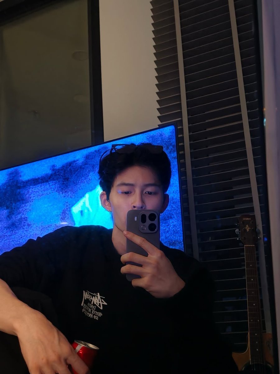 moonsmate's tweet image. same occasion, posted twice? 👀

- same clothes
- same glasses 
- same coke
- same guitar 
- same background