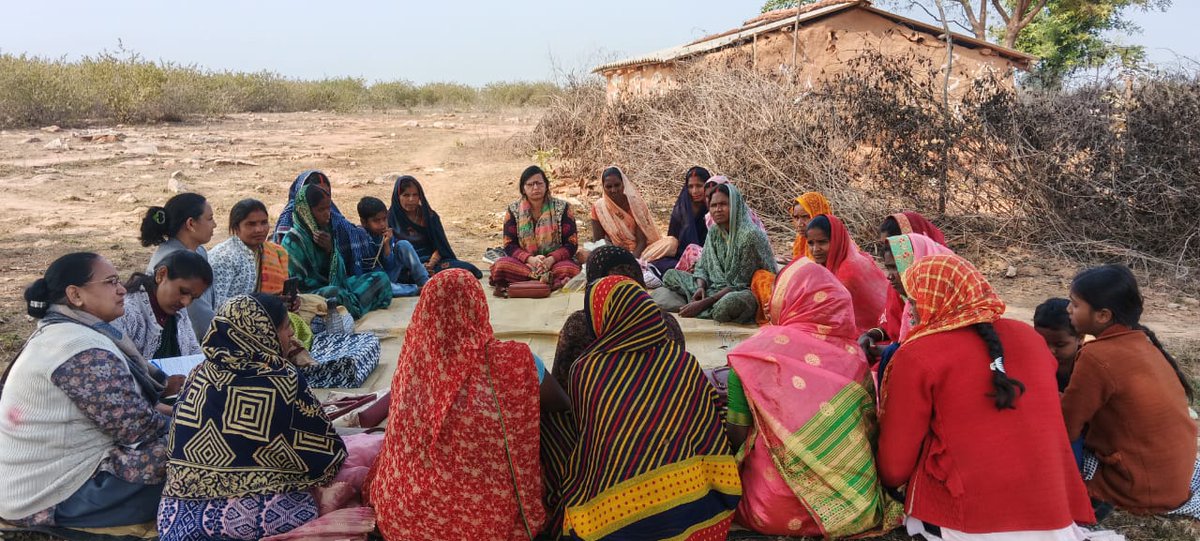 दिनांक 19 जनवरी को उत्तर प्रदेश के जनपद चंदौली मे महिला शक्ति क्लब की 25 गाँव की लीडर महिलाओ के साथ बैठक किया गया बैठक मे निम्न मुद्दों पर चर्चा किया गया |
1- विबी जीराम जी नाम क्यों रखा गया मनरेगा मे क्या खराबी थी सरकार से इसका जबाब चाहिए।
2- 26 जनवरी को पंचायत की खुली बैठक मे