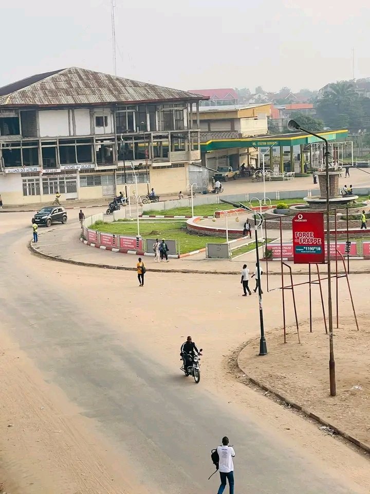 #RDC: Cela se passe au Kasaï-Central : les motards sont en grève et toute la ville en subit les conséquences. Les étudiants ont alors choisi les engins de construction des routes comme moyen de transport pour se rendre à l’université.