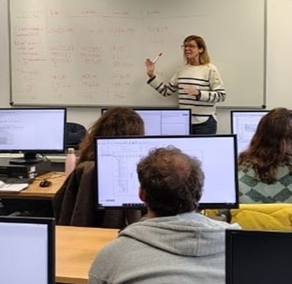 Este fin de semana se ha impartido el Módulo Habilidades de investigación en Enfermedades Infecciosas, que contribuye a que los estudiantes del Máster desarrollen competencias metodológicas sólidas orientadas al análisis crítico y la toma de decisiones basada en la evidencia