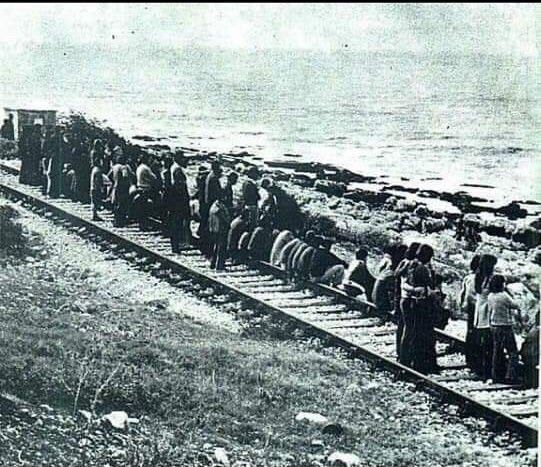 MayaKhadra's tweet image. Nous commémorons les 50 ans des massacres de Damour au Liban. Ville chrétienne reliant la capitale Beyrouth au sud du Liban, sa position stratégique gênait les projets des factions palestiniennes alors. Le 20 janvier 1976, 5000 Palestiniens du Fatah de Arafat et de la "Saïqa"…