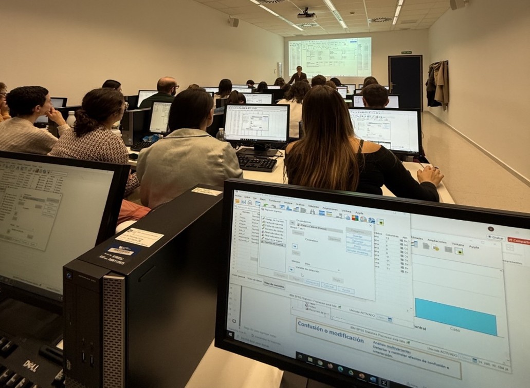 A lo largo de las sesiones prácticas, los estudiantes han entrenado habilidades esenciales: buscar información científica de calidad, filtrarla de manera crítica y gestionarla con eficacia y autonomía, fortaleciendo su capacidad investigadora.