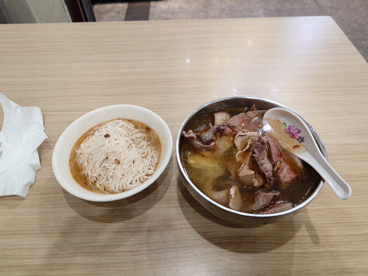 天氣有夠冷，再過幾天就要離開台灣了，先來吃個麻油麵線跟麻油湯😍