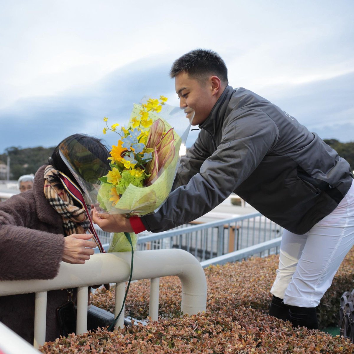 【競馬場からのお便り】

表彰式後に応援に駆けつけた母に優勝メダルをかけてあげる野畑凌騎手です。