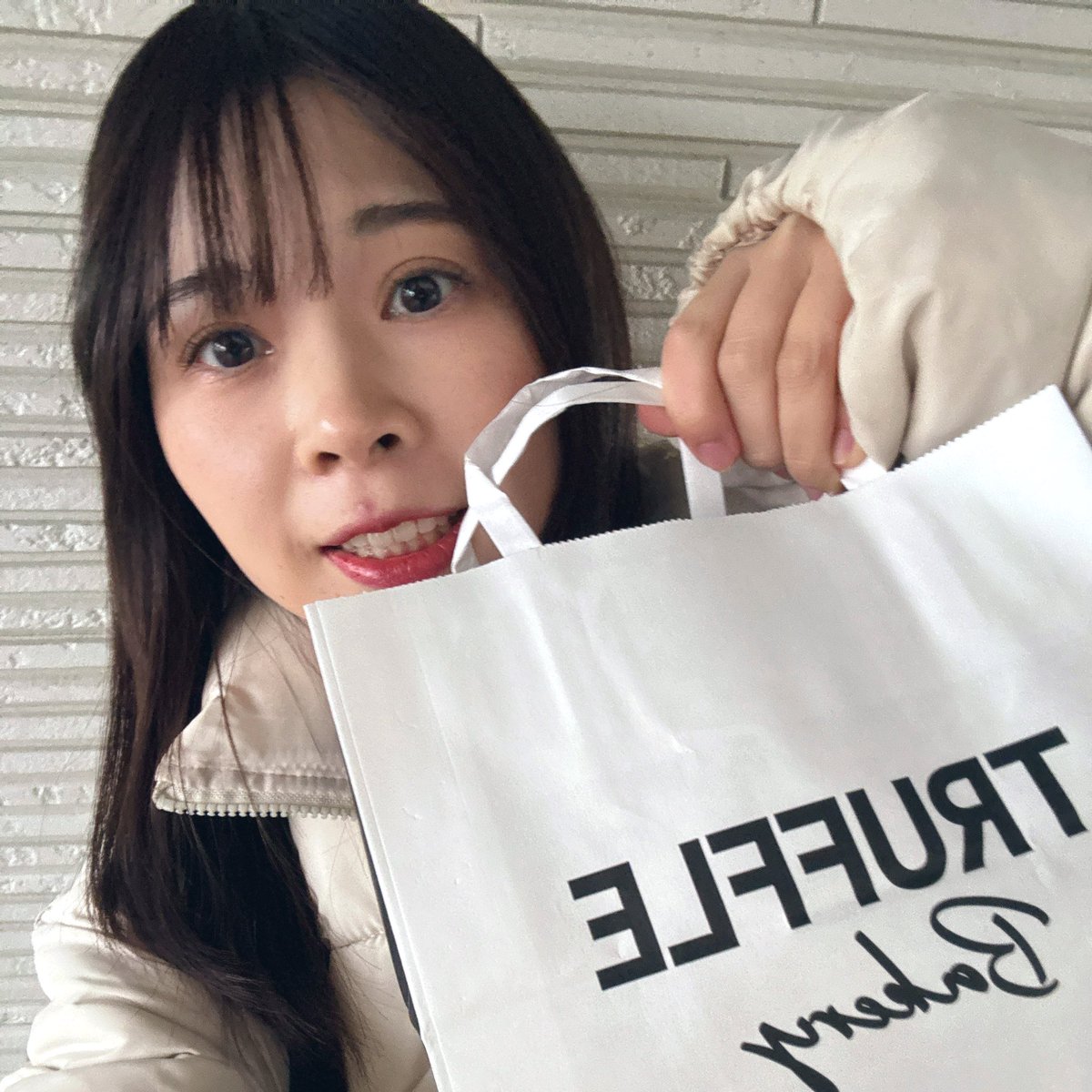 nakachan_i's tweet photo. お仕事おつかれさまでした。
めっちゃ寒かった〜〜〜
今日はトリュフパン🥐

なんば駅にあるの知らなかった🚃 https://t.co/MpfOcmXe2j