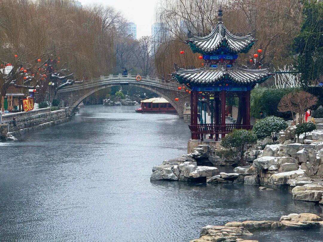 Though Major Cold has arrived, spring is near! 

As the final solar term begins, Jinan transforms into a snowy fairytale. See the rushing springs wrapped in soft mist and willows dusted with snow at the Jinan World's Best Spring Scenic Area. 

Ready for a snowy walk?