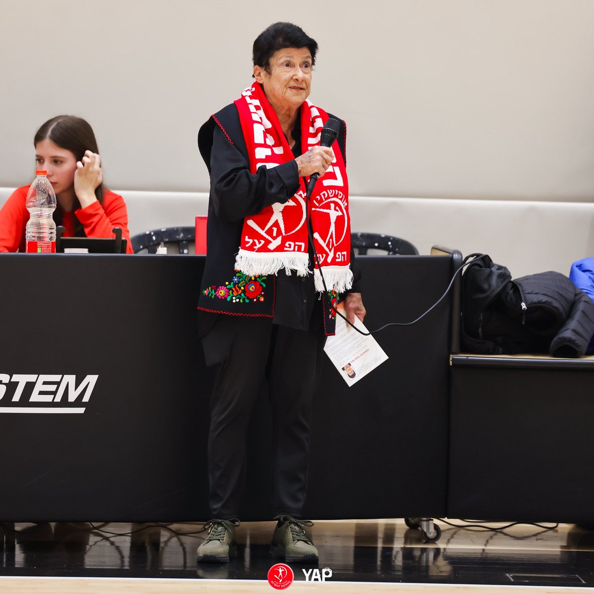 במשחק נגד הפועל יפו קיימנו טקס מרגש להוקרת הגברת נועה סקלי❤️

נועה היא דמות מרכזית בהיסטוריה של הכדורסל הנשים בישראל ושל הפועל תל אביב.
כקפטנית הפועל תל אביב, הובילה אותה לזכייה בשתי אליפויות ושני גביעי מדינה, כמאמנת הובילה את הקבוצה לאליפויות.

תודה נועה, את מודל לחיקוי עבורנו🫶🏻