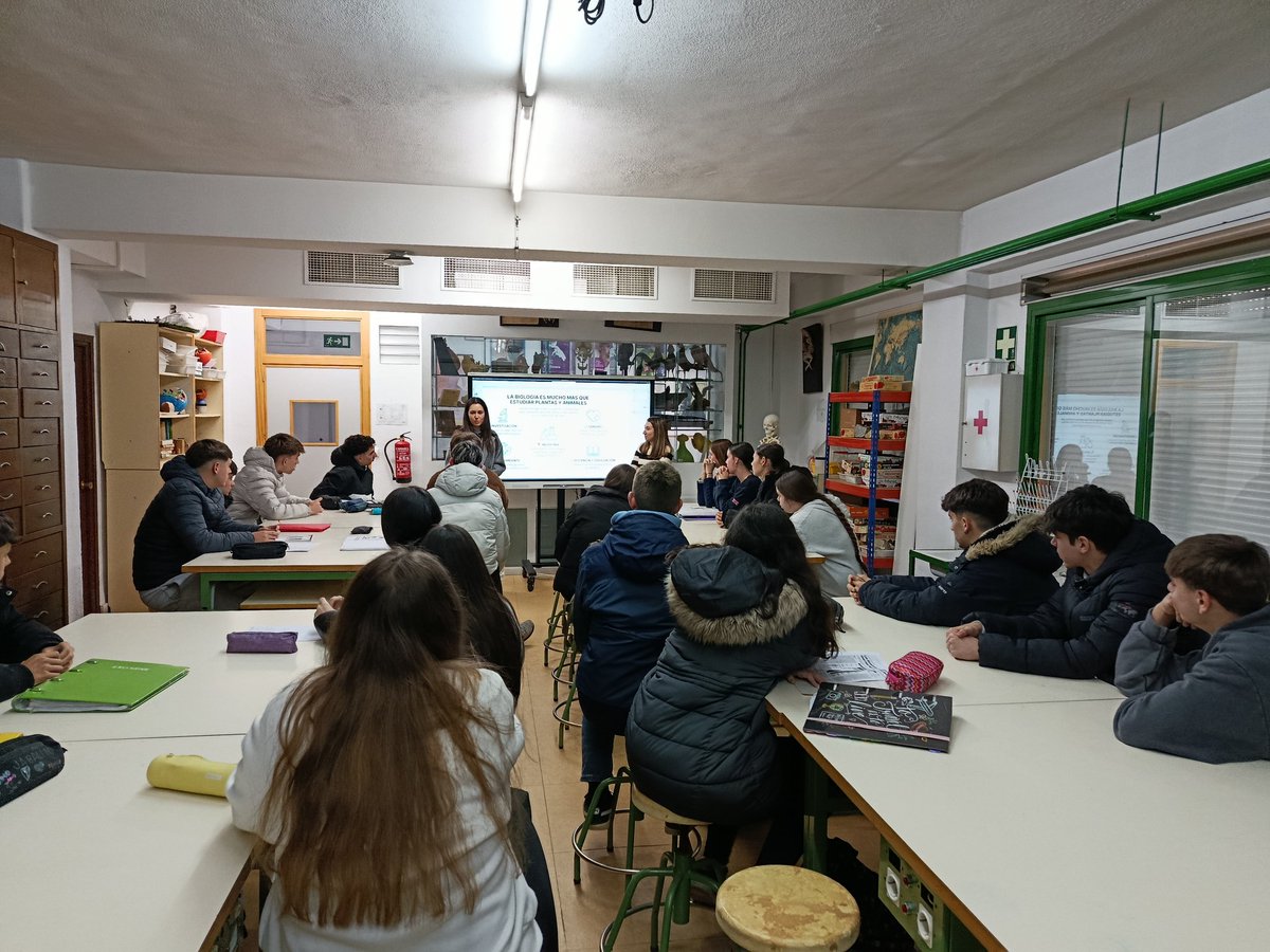 19 y 20 de enero, las biologas Cristina Oviedo y María Serrano, alumnas del practicum del Máster habilitante para la docencia en Educación Secundaria, han impartido un taller sobre investigación biomédica en Anatomía Aplicada y de Cultura Científica.