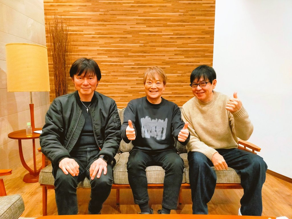 since1991jetman's tweet photo. 1月20日大寒
最強寒波到来との事で風吹く中🍃

来月2月14日Valentine's day Event
の為に
鳥人戦隊ジェットマン35周年を記念して
主題歌Singer
影山ヒロノブさんにサインご協力頂きました🍀✨
Sparking !!

Dodgers⚾️大谷翔平推しの我々の特撮談義

フツーに番組に出来るくらい濃厚です！🍀✨ https://t.co/spXNijSnPk