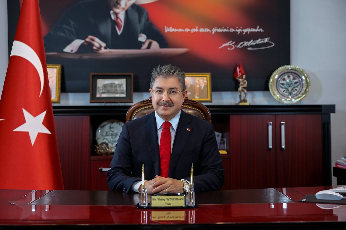 Ahmtdmr_AD's tweet photo. @DrErdincYILMAZ1  Belkide en zor dönemde çalıştı corona gördü deprem orman yangınları büyük felaketlerden geçti fırsat bulduğu heran makamına çekilip yatmadı sokaklarda halkın içerisinde halkın derdiyle dertlendi yolun açık olsun hakkınızı helal edin sayın valim sevgiler saygılar https://t.co/39dcoicnN7
