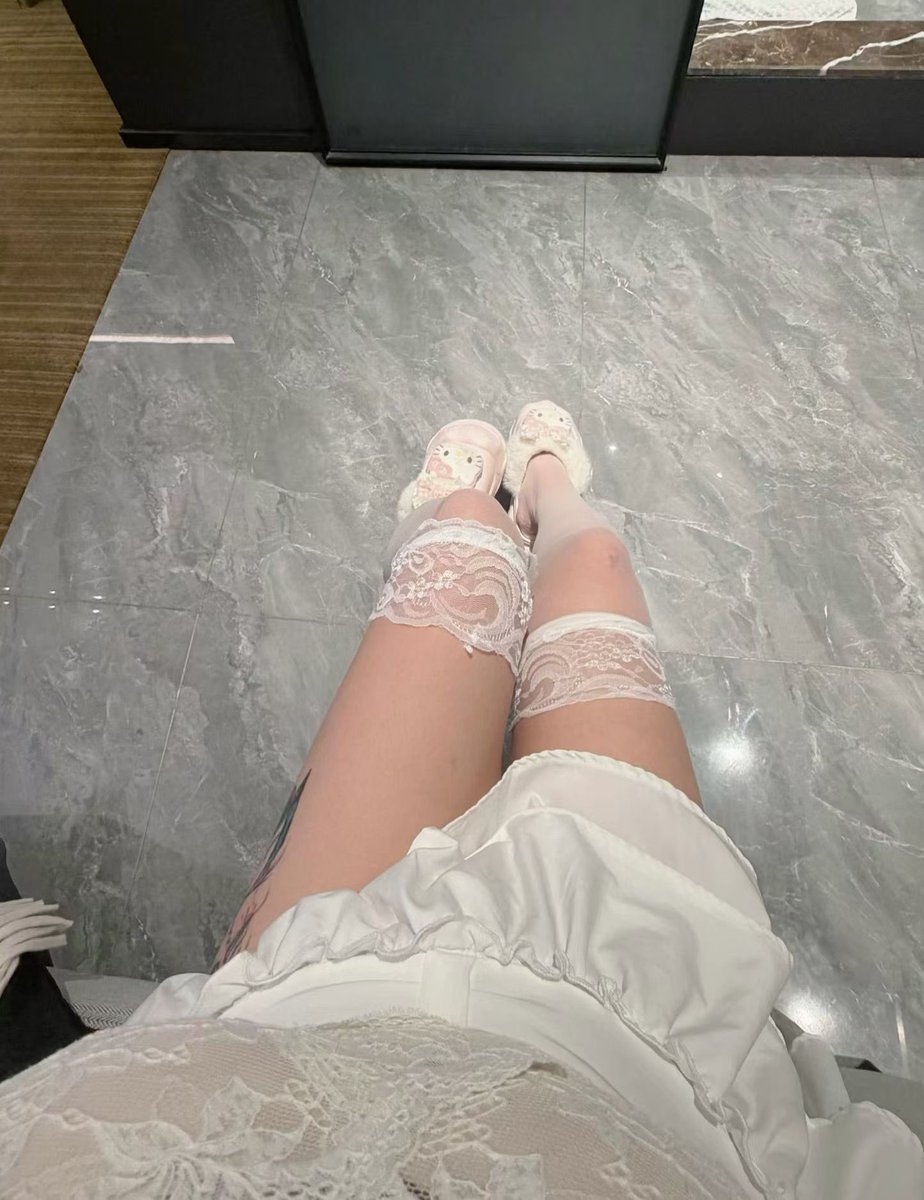 虽然天气好冷 但是觉得白丝好看👀