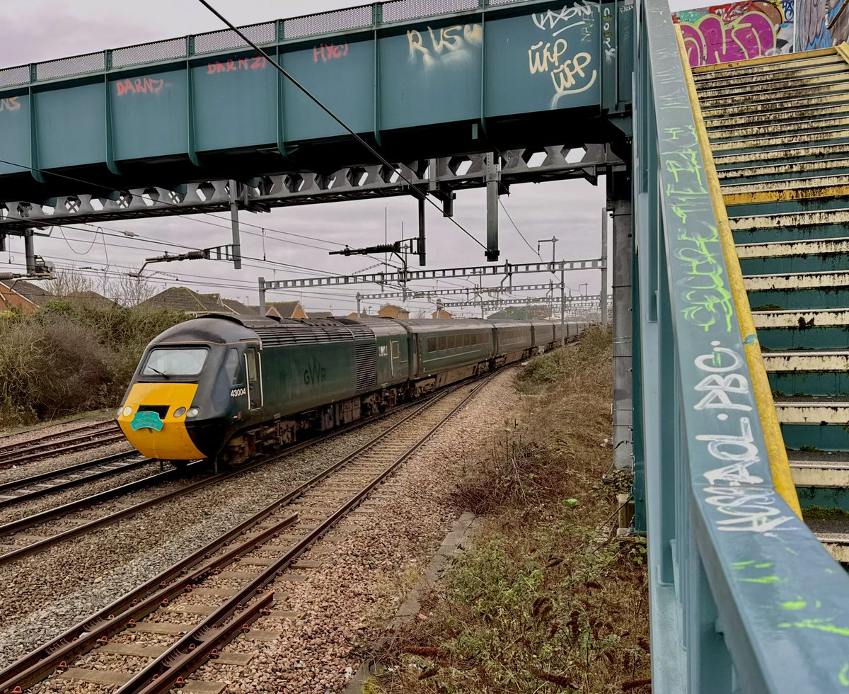 kingy69beard's tweet image. #HighSpeedTuesday another shot of the recent castle #HST move ! 43004 and 43042 pass Swindon with 5Q43 Laira T.&amp;amp; R.S.M.D. to Ely Mlf Papworth Sidings
