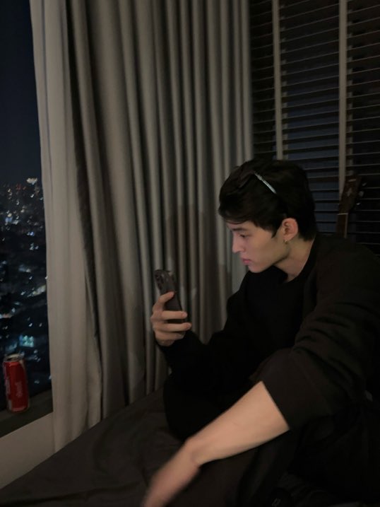 narabearz's tweet image. quick someone find proof that he’s in phuwin’s condo and that phu took the pic 🏃‍♀️🏃‍♀️🏃‍♀️