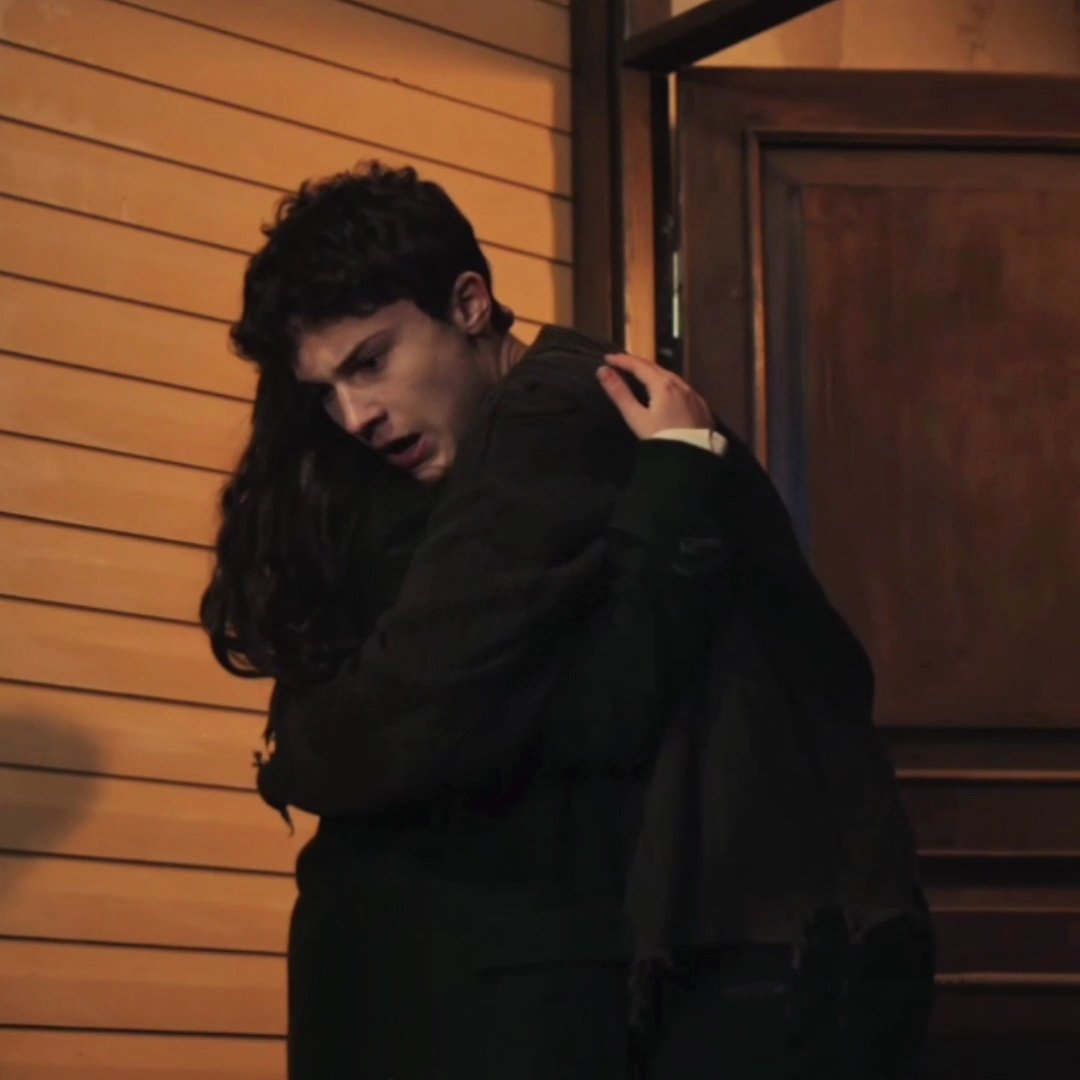 diziyi bazıları yüzünden atlaya atlaya izlesemde bunlara bayıldım ama çocuk elif elif diye gezip en sonda canından olması hiç iyi olmadı kavuşturun bunları aralarına kimsenin girmesine izin vermeyin Sinan ve melinde çok güzeldi çiftlere bayıldım.