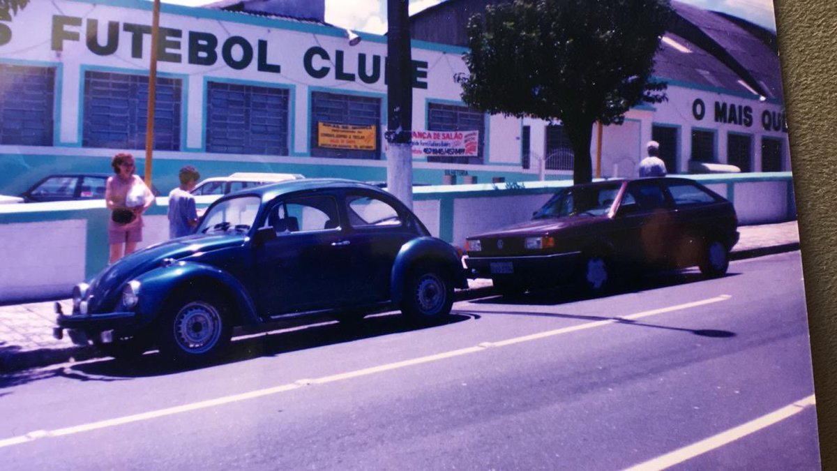 vinirama's tweet photo. Meu primeiro carro foi esse Fusca. Andou muito pelas ruas de São Bernardo e aí tá em frente ao Meninos Futebol Clube, no Rudge Ramos. Conhece @sabinasimonato_ ? #bdsp #diadofusca https://t.co/25iKRzoyYS