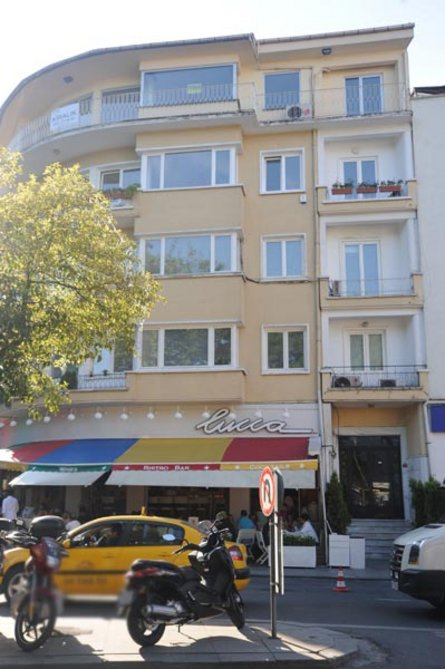 gundemio's tweet image. Pınar Altuğ, Bebek'teki deniz manzaralı dairesini 2.5 milyon dolara (yaklaşık 108 milyon TL) sattı.