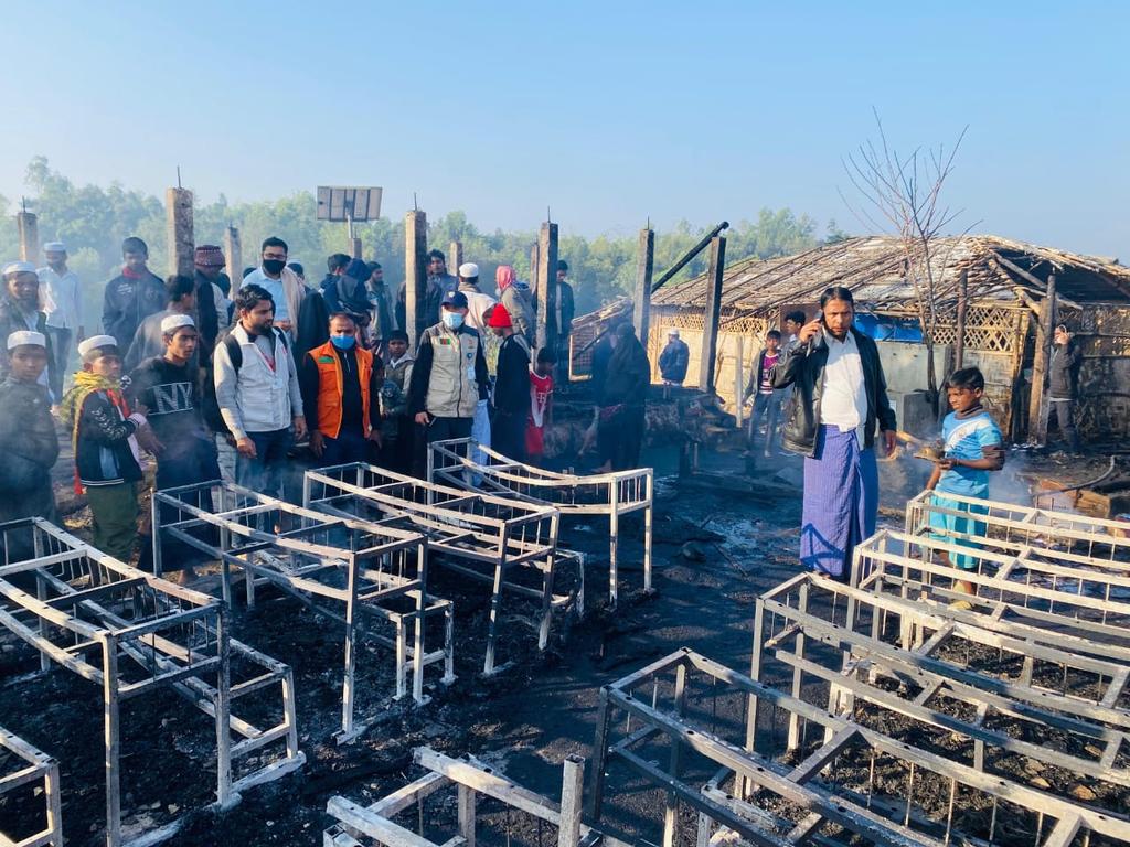 arafin_karim's tweet photo. Large fire 🔥 broke out in  Camp 16 #CoxsBazar 🇧🇩,  destroyed nearly 500 shelters &amp; other facilities.
👇
Collectively trained brave #Volunteers were the the first responders &amp; contained fire jointly with fire service.

@BDRCS1 #CPP remained standby for any further support

@ifrc https://t.co/WDULKq20sS