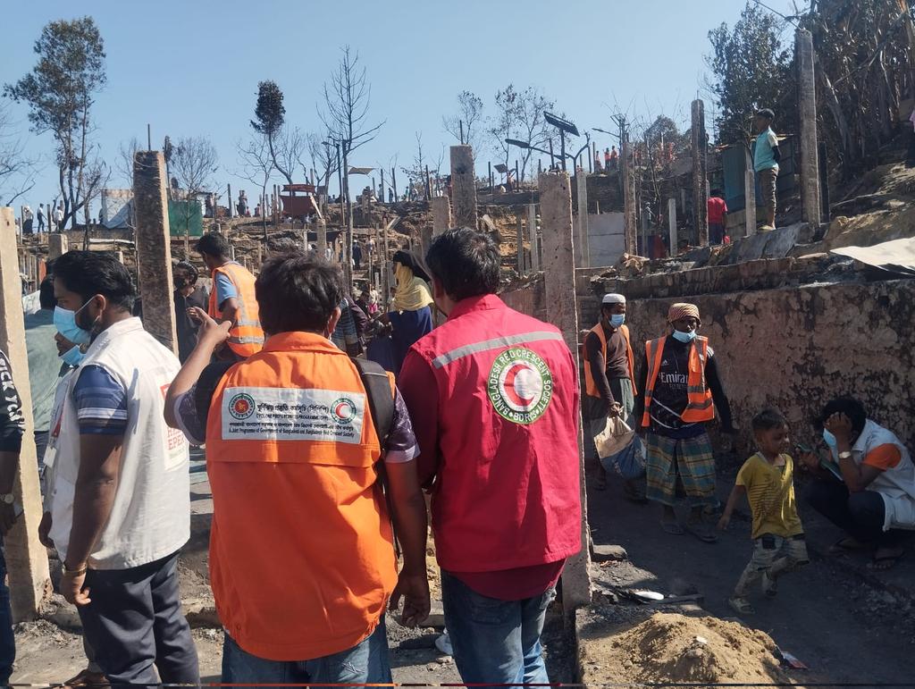 arafin_karim's tweet photo. Large fire 🔥 broke out in  Camp 16 #CoxsBazar 🇧🇩,  destroyed nearly 500 shelters &amp; other facilities.
👇
Collectively trained brave #Volunteers were the the first responders &amp; contained fire jointly with fire service.

@BDRCS1 #CPP remained standby for any further support

@ifrc https://t.co/WDULKq20sS