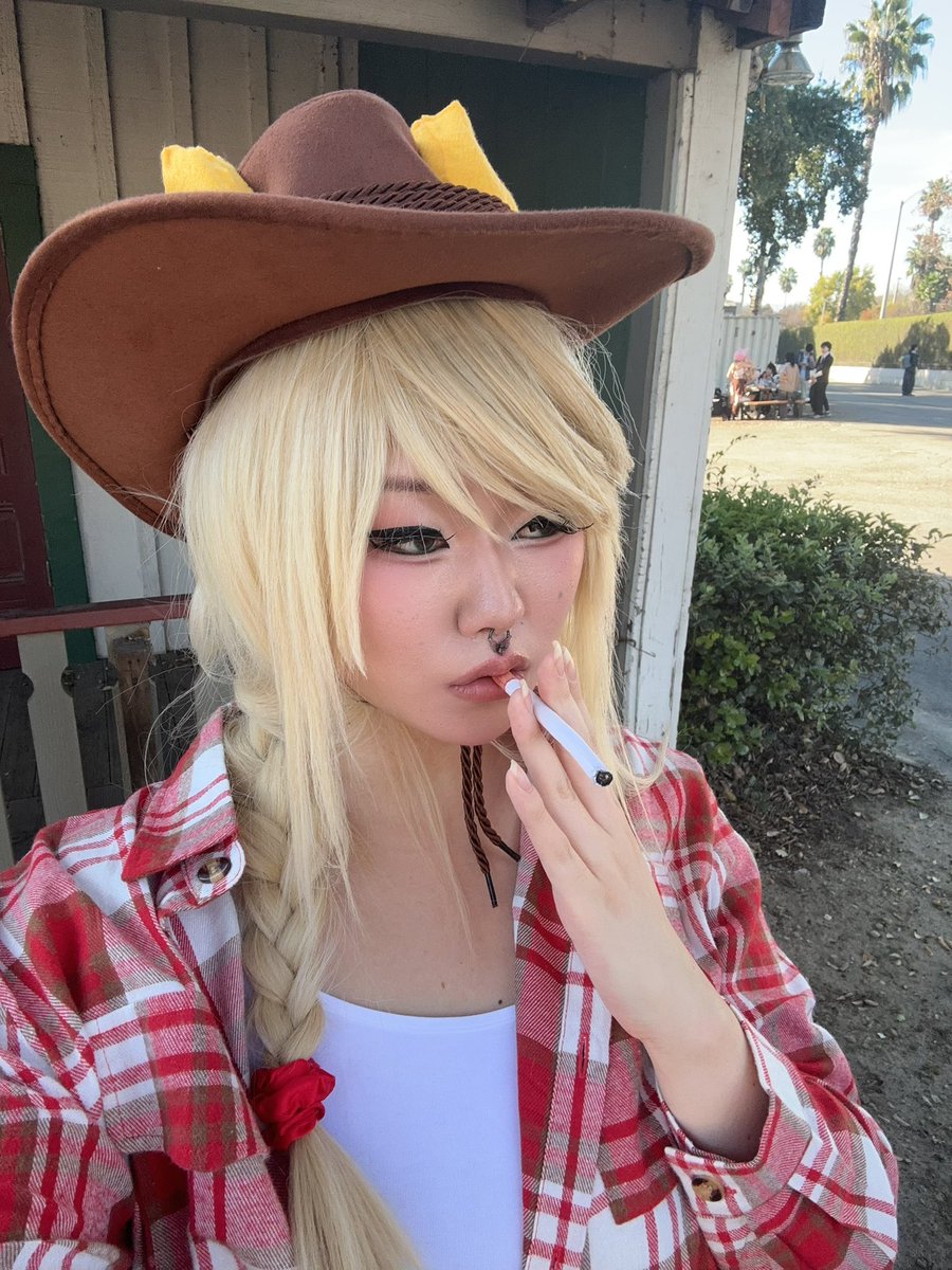 Cwang44's tweet image. Life imitates art #mlp #applejackcosplay