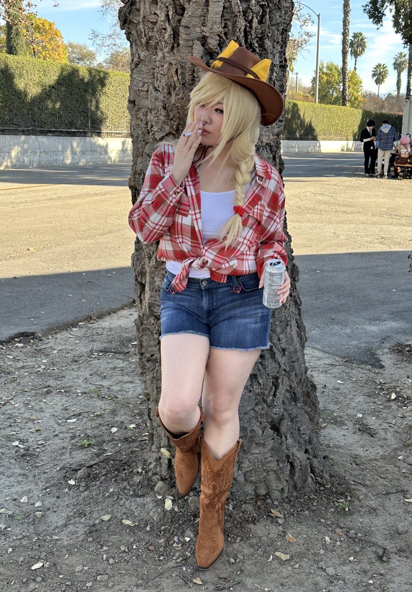 Cwang44's tweet image. Life imitates art #mlp #applejackcosplay