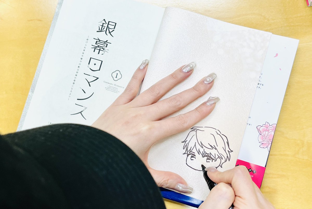 comicpolaris's tweet image. ⋆͛♡⋆͛書店訪問⋆͛♡⋆͛

#銀幕ロマンス 絶賛好評発売中❣️

本日は橘花明先生(＠aki_tachibanaT )と
紀伊國屋書店福岡本店さま(@Kino_Fukuoka )に
訪問いたしました📚🖋️

橘花先生にご協力いただき、
色紙をお贈りするとともに
単行本第①巻&amp;amp;複製原画に
サインを入れていただきました👏…