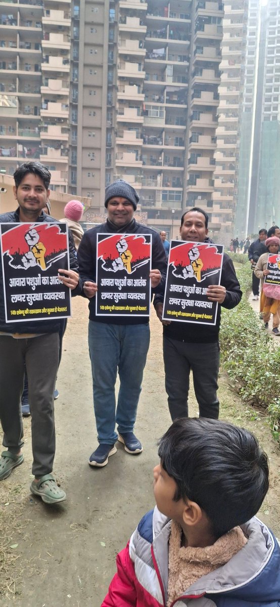DeepakchauhanT's tweet photo. सेवा में,
माननीय जिला मजिस्ट्रेट महोदय
गौतम बुद्ध नगर
प्रतिलिपि:
माननीय मुख्य कार्यपालक अधिकारी
नोएडा प्राधिकरण
विषय: 14th Avenue, Gaur City-2, Greater Noida West में आवारा कुत्तों से उत्पन्न जानलेवा स्थिति — सुप्रीम कोर्ट के आदेश, भारतीय संविधान एवं कानूनों के उल्लंघन के संबंध में तत्काल कार्रवाई हेतु।
महोदय,
सविनय निवेदन है कि 14th Avenue, Gaur City-2 एक बड़ी आवासीय सोसाइटी है, जहाँ लगभग 4800 फ्लैटों में 19,000 से अधिक नागरिक निवास करते हैं। वर्तमान में सोसाइटी में आवारा कुत्तों की संख्या 60–65 तक पहुँच चुकी है, जो अगस्त माह में लगभग 50 थी।
स्थिति अत्यंत भयावह है। अब तक लगभग 290 बच्चों को आवारा कुत्तों द्वारा काटा जा चुका है, जिससे स्पष्ट है कि निवासियों का जीवन एवं सुरक्षा गंभीर खतरे में है।
यह सीधे तौर पर:
भारतीय संविधान के अनुच्छेद 21 (जीवन एवं व्यक्तिगत सुरक्षा का अधिकार)
नगर निकायों की वैधानिक जिम्मेदारी
तथा माननीय सर्वोच्च न्यायालय के ताज़ा आदेशों
का उल्लंघन है, जिनमें आवासीय क्षेत्रों से आवारा कुत्तों को हटाकर डॉग शेल्टर, टीकाकरण, नसबंदी एवं त्वरित प्रतिक्रिया प्रणाली लागू करने के स्पष्ट निर्देश दिए गए हैं।
यह उल्लेखनीय है कि इस विषय में नोएडा प्राधिकरण को कई बार लिखित शिकायतें दी गई हैं, जिनकी रसीविंग हमारे पास उपलब्ध है, फिर भी आज तक कोई प्रभावी कार्रवाई नहीं की गई। यह प्रशासनिक निष्क्रियता अत्यंत चिंताजनक है।
यह विषय अब शिकायत का नहीं, बल्कि मानव जीवन की रक्षा का प्रश्न बन चुका है।
यदि शीघ्र कार्रवाई नहीं की गई, तो किसी भी अप्रिय घटना की पूर्ण कानूनी व नैतिक जिम्मेदारी संबंधित प्राधिकरण की होगी।
अतः आपसे अनुरोध है कि
सुप्रीम कोर्ट के आदेशों एवं कानून के अनुसार सोसाइटी से सभी आवारा कुत्तों को तत्काल हटाकर सुरक्षित आश्रय गृह में भेजा जाए तथा निवासियों, विशेषकर बच्चों व बुज़ुर्गों, की सुरक्षा सुनिश्चित की जाए।
भवदीय,
निवासीगण
14th Avenue, Gaur City-2
Greater Noida West