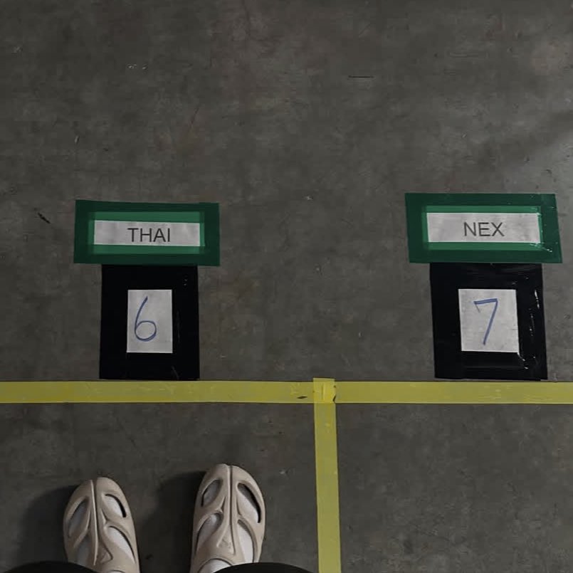 kh1ovele's tweet image. คนที่ 7 ขวามือมุมคนมองเข้าไปเหรอ?