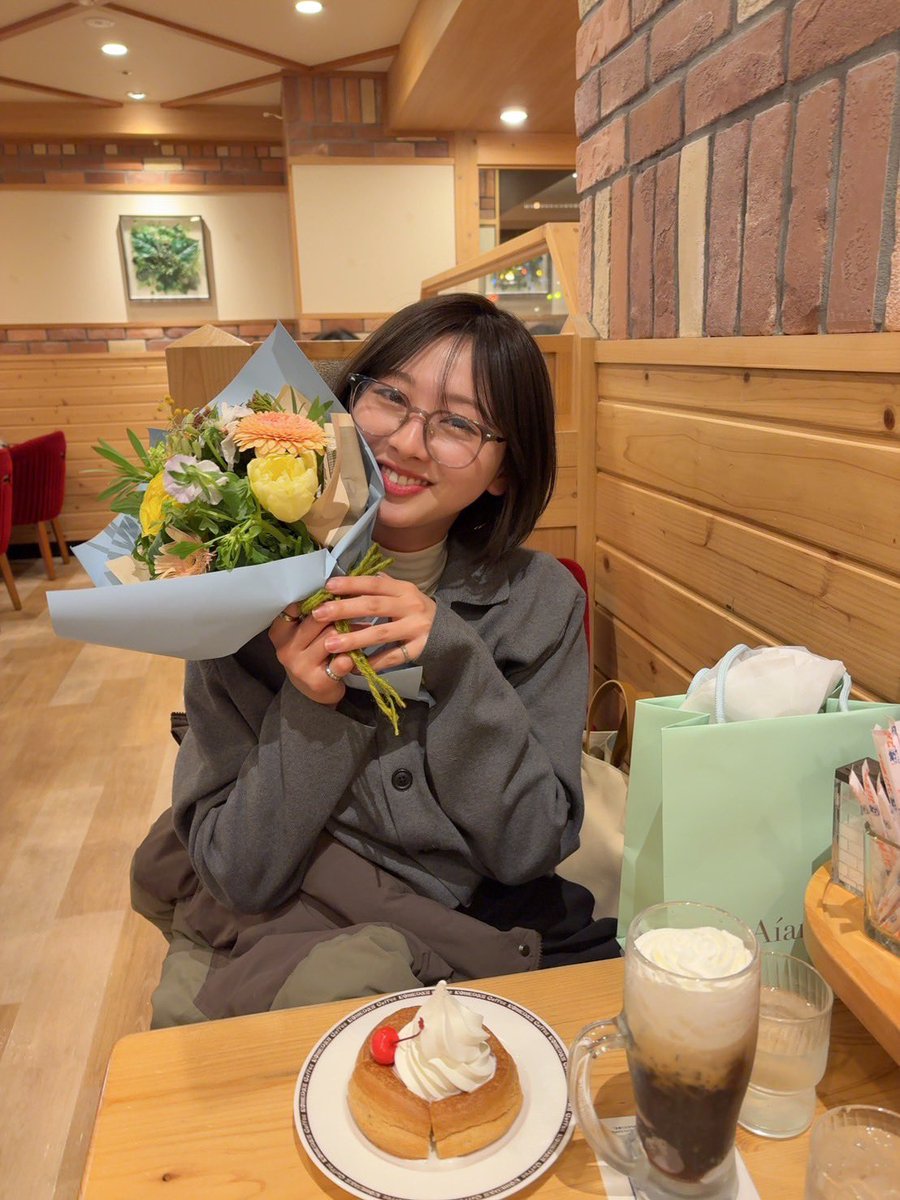 _suzukimiu_'s tweet photo. 卒業おめでとう、誕生日おめでとう、
あけましておめでとうのおめでとう祭り😌

つぎはドライブ連れてってもらう🚗 https://t.co/WHS4j33PnH
