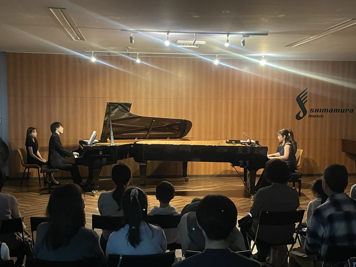 takashiyasunami's tweet photo. 1/17はピアニスト神足麻由さんとのデュオコンサートでした！島村楽器ピアノセレクションセンターさん、ありがとうございました☺️
神足さんは大学の同期なのですが、視野が広くてリハから沢山楽しい勉強をさせてもらいました💪ドホナーニの難しいオケパート���見事に弾いてくれて本当にありがとう🙇‍♂️
終演後はお客様も会場の数多あるピアノに触れて、楽器による色々な違いを体感されていましたね！！
ザウターとスタインウェイによる2台ピアノ、是非また別のプログラムでも弾いてみたいです！